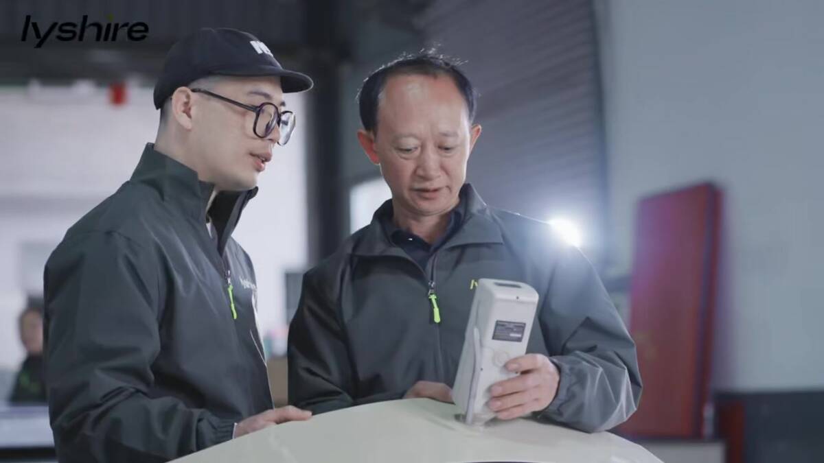 プラスチック シートを彫刻すると、バッチ間で色の違いが見られるのはなぜですか?